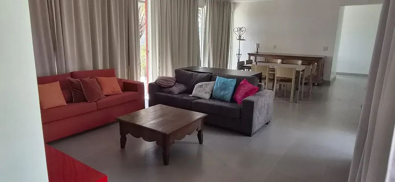Linda casa linear em forma de U com 3 quartos no Condominio Vila Bella