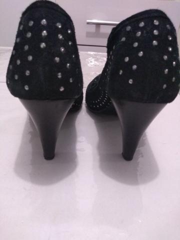 Sapato preto de salto com taxinhas, número 36 - Foto 3