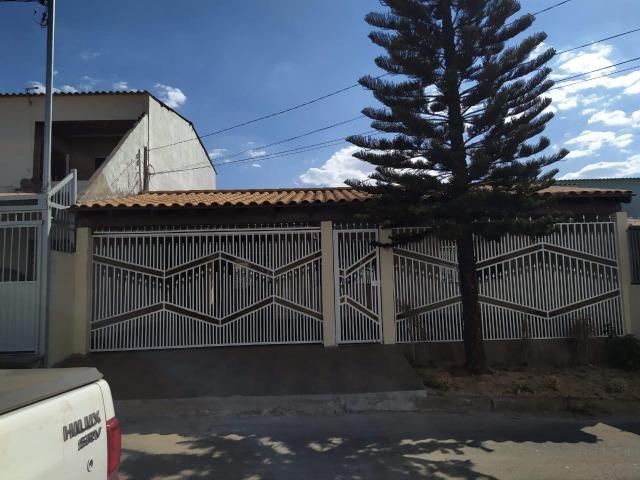 Vendo casa escriturada de 3 quartos na 102 do Recanto das Emas.