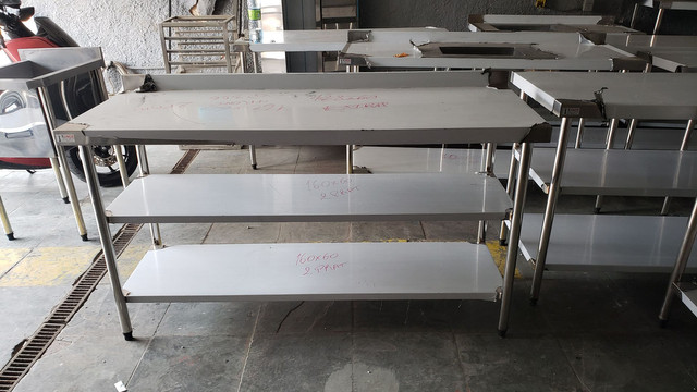 Mesa lisa com 2 prateleiras em Aço inox