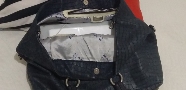 Sapato e bolsa de couro.