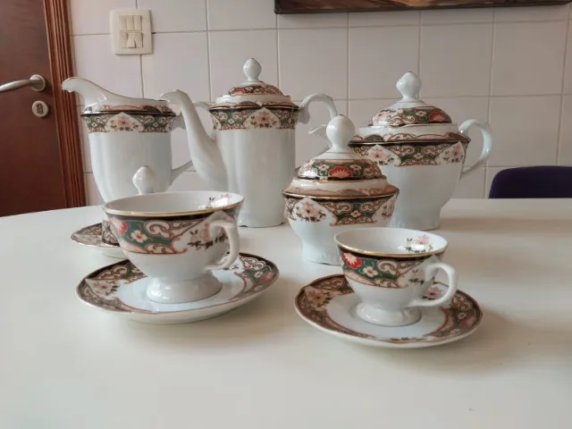 PORCELANA REAL. Elegante jogo de chá/café em porcelana