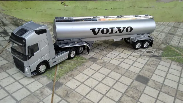 Miniatura VOLVO FH 520 BITREM 9 eixos - Feito de Madeira 