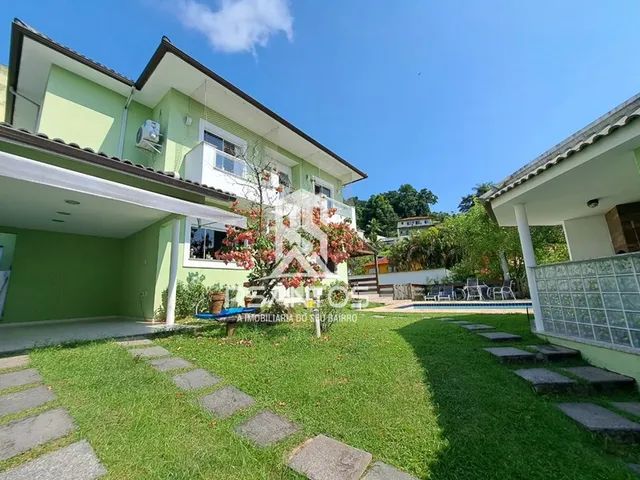 Uma casa moderna com piscina e jardim