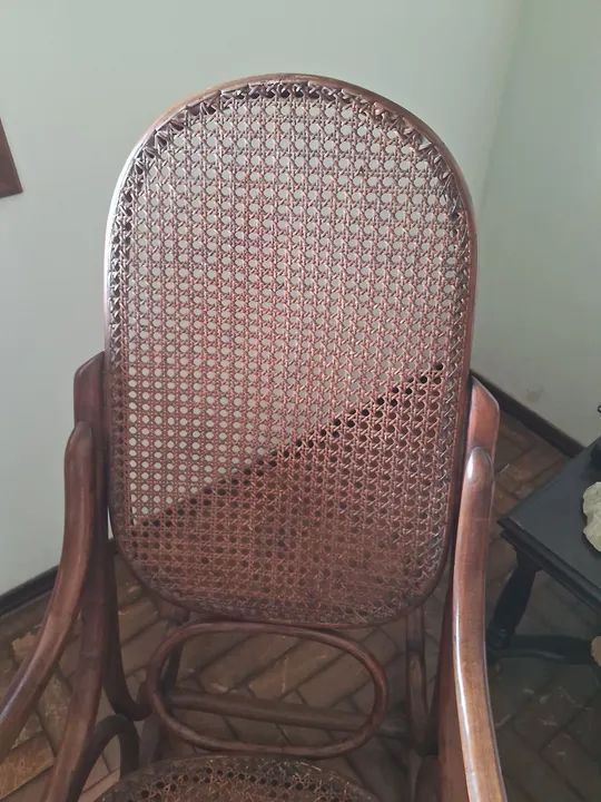 Belíssima Cadeira de Balanço Antiga (Madeira c/Palinha, Modelo AUSTRÍACA) - Foto 4