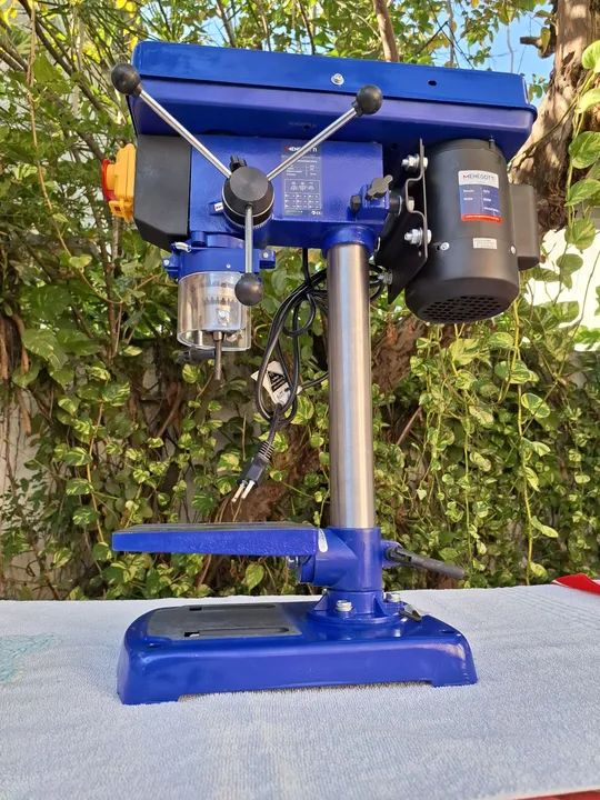 Furadeira de bancada 5/8", 3/4hp, 16mm, 110v, MENEGOTTI , nova.