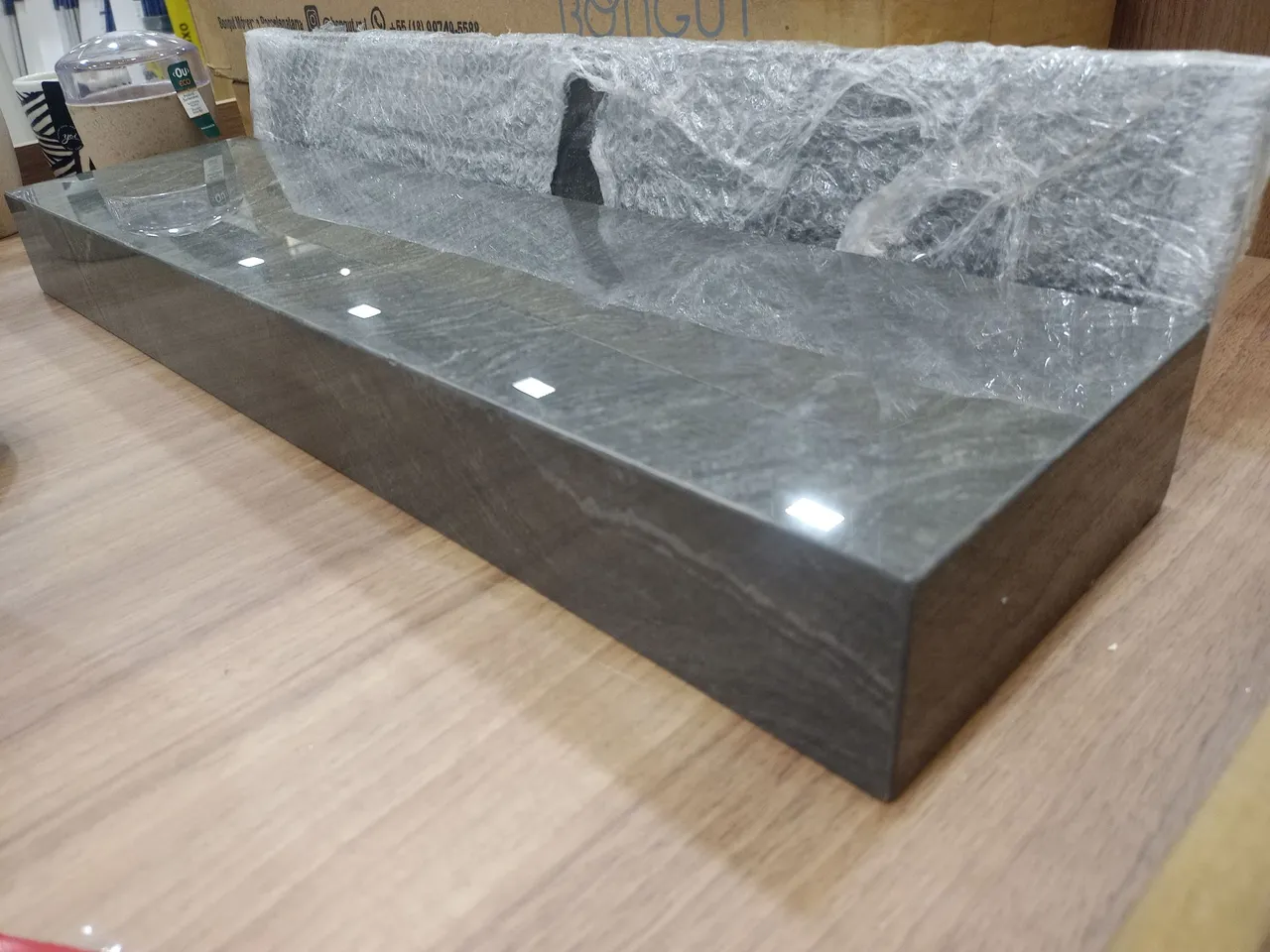 Pratileira de banheiro em porcelanato nova sem uso