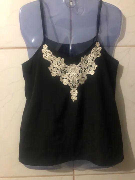 Blusa preta com detalhe de renda (P)