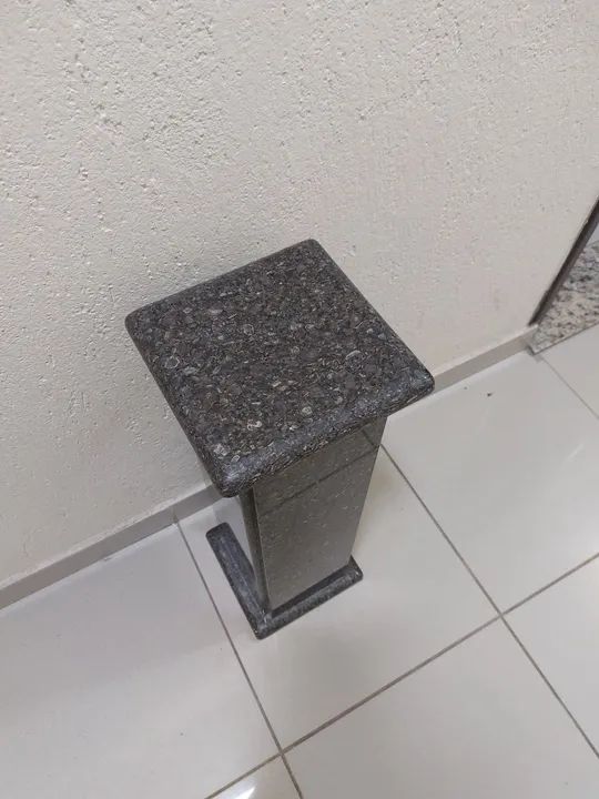 Base de pedra porta vaso solitário 