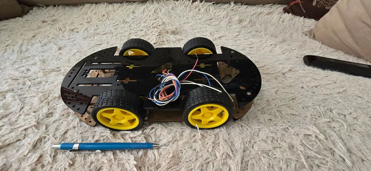 Plataforma robótica com 4 rodas c/ redução.