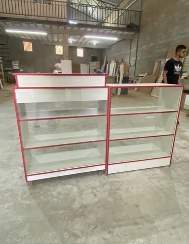 BALCÃO CAIXA VITRINE + VITRINE COM FITA VERMELHA