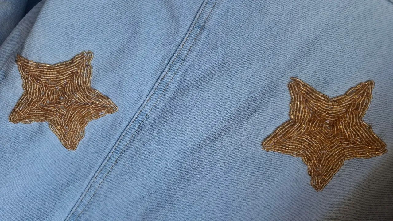 Jaqueta Jeans com Estrelas Douradas - Foto 4