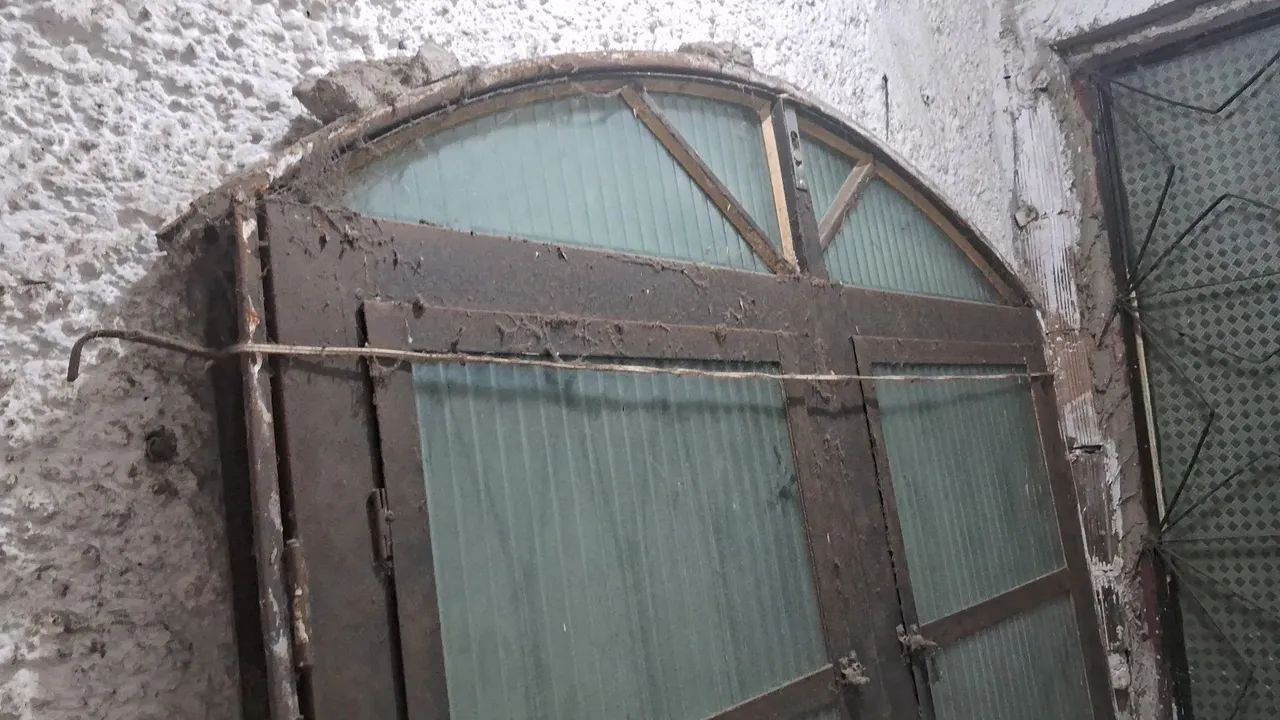 Porta de ferro com vidro - Usada - Foto 3
