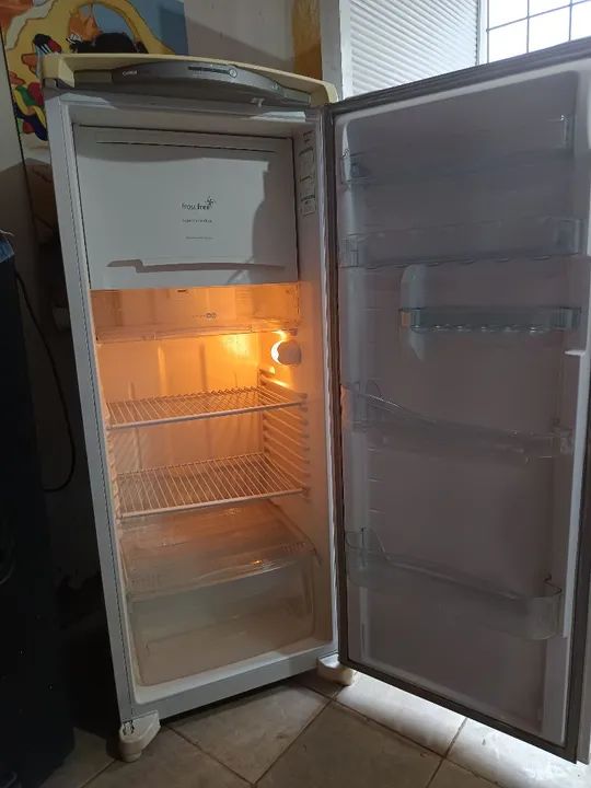 Geladeira Frost Free - bem conservada 