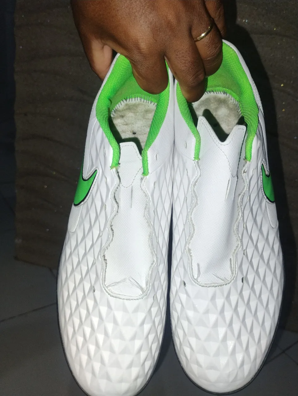 Chuteiras Nike Brancas com Detalhes Verdes
