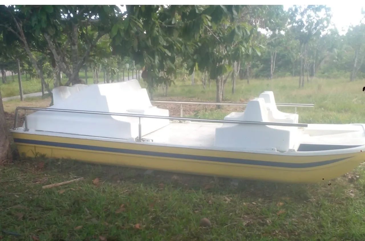 Lancha Catamarã vendo nova de Fibra  - Foto 4