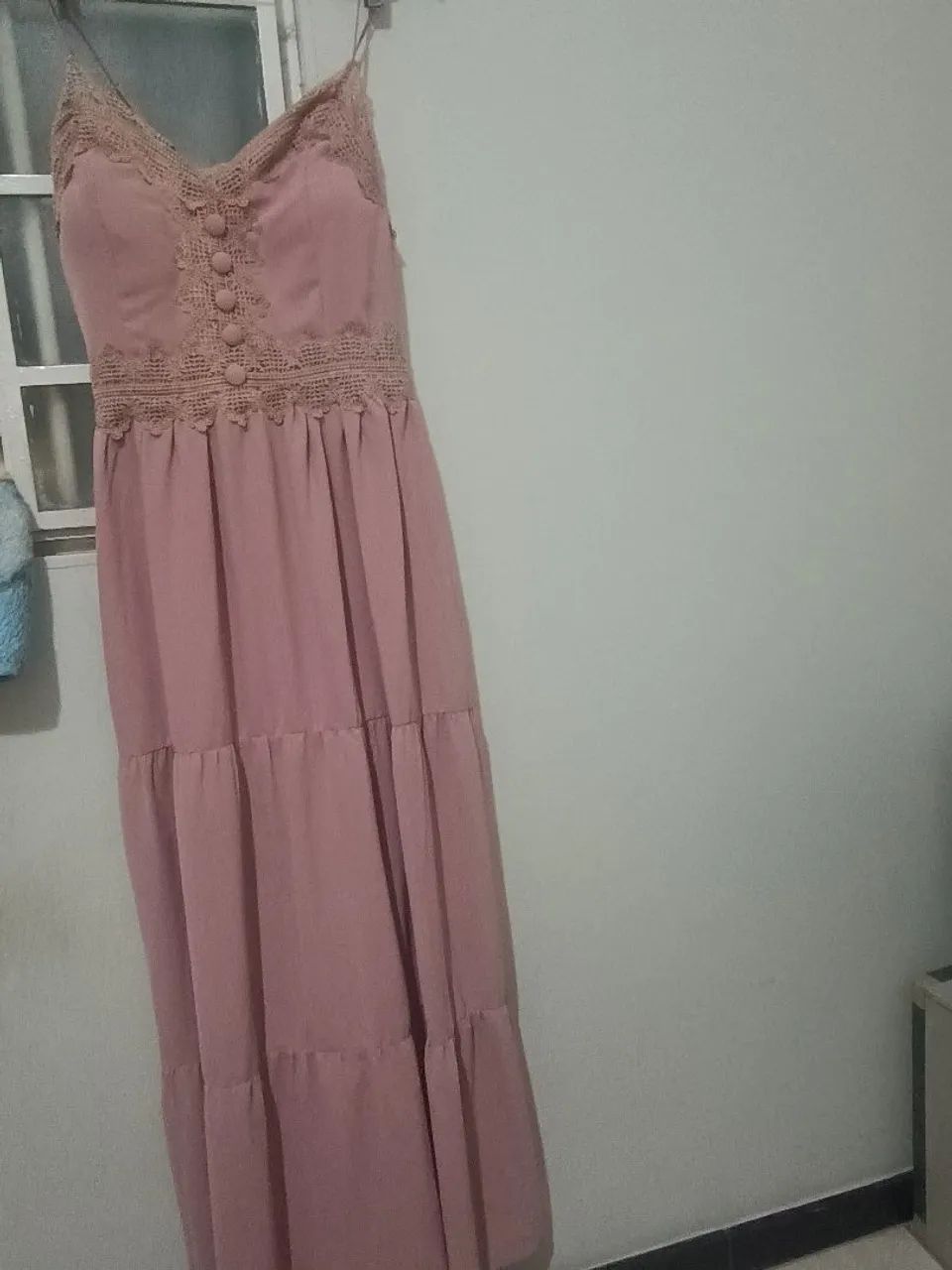 Vestido longo rosa com detalhes em renda
