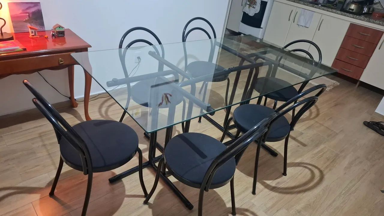 Mesa de vidro com 6 cadeiras