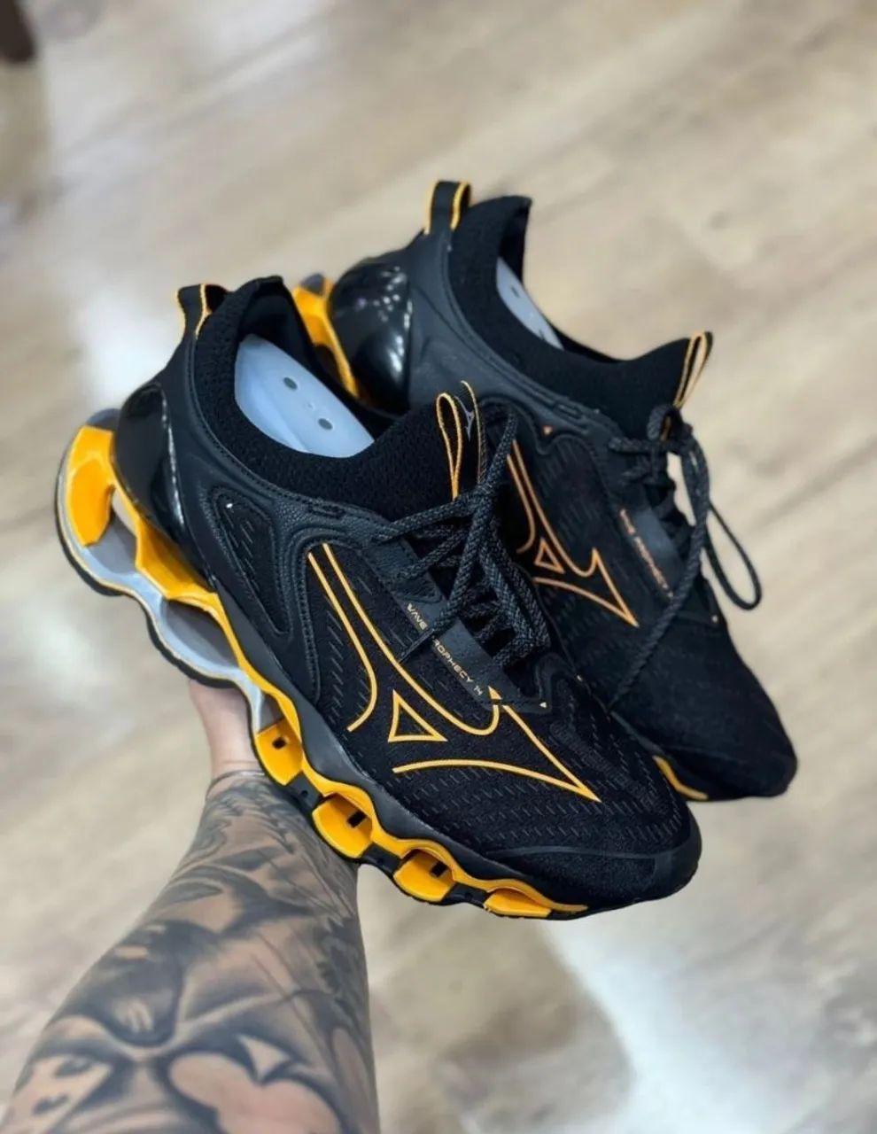 Chegou Mizuno Wave Prophecy  14  Black/Gold - Foto 5