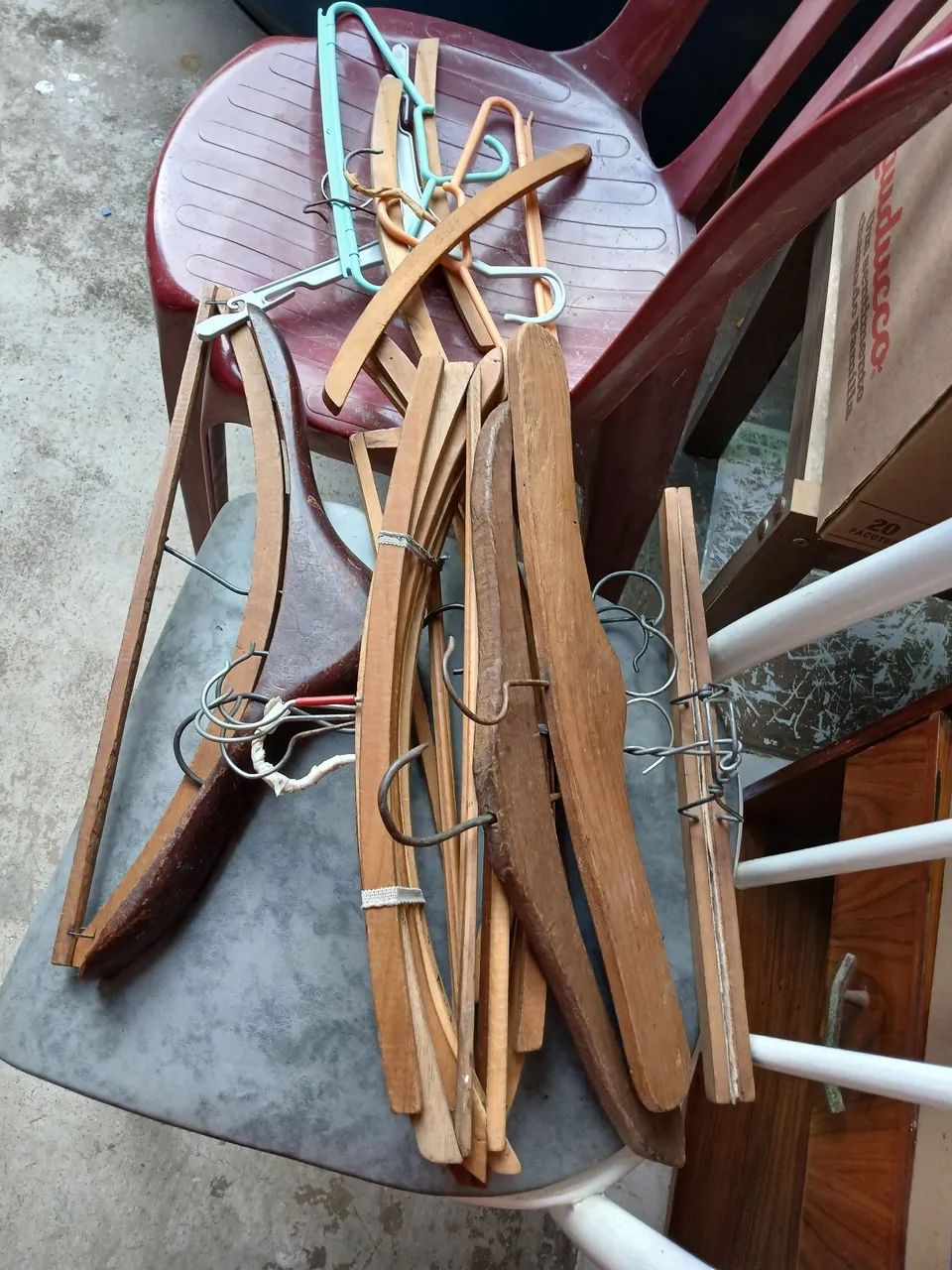 Cabides de roupas madeira e plástico contém 35 pó 20 reais  - Foto 4