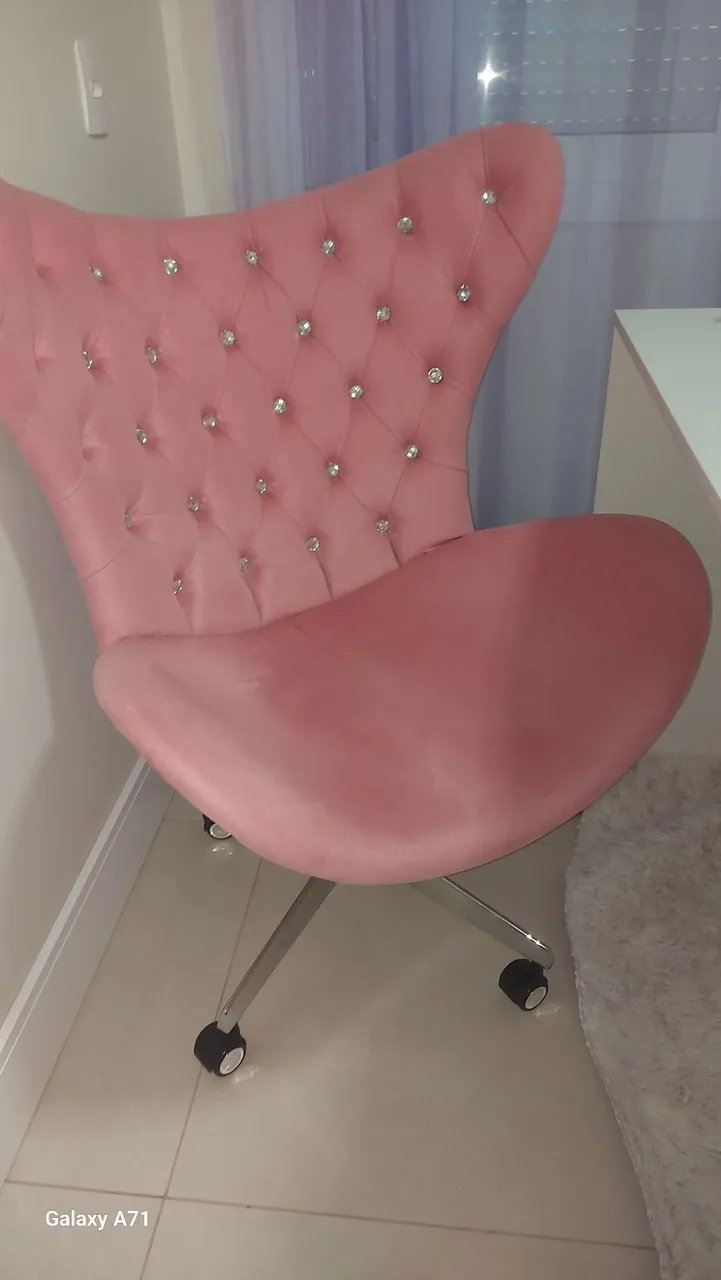 Cadeira Decorativa Rosa com Detalhes em Strass