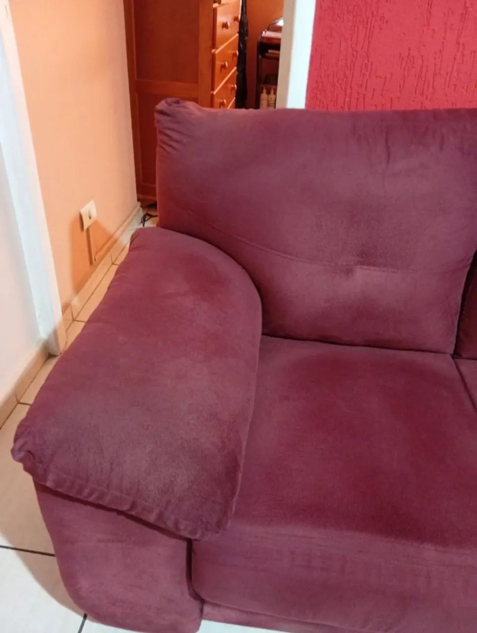 LINDO SOFÁ DE 2 LUGARES NA COR VINHO