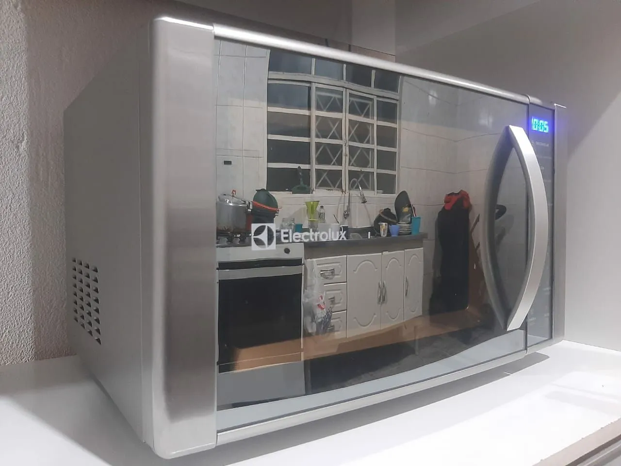 Micro-ondas Electrolux com Design Moderno