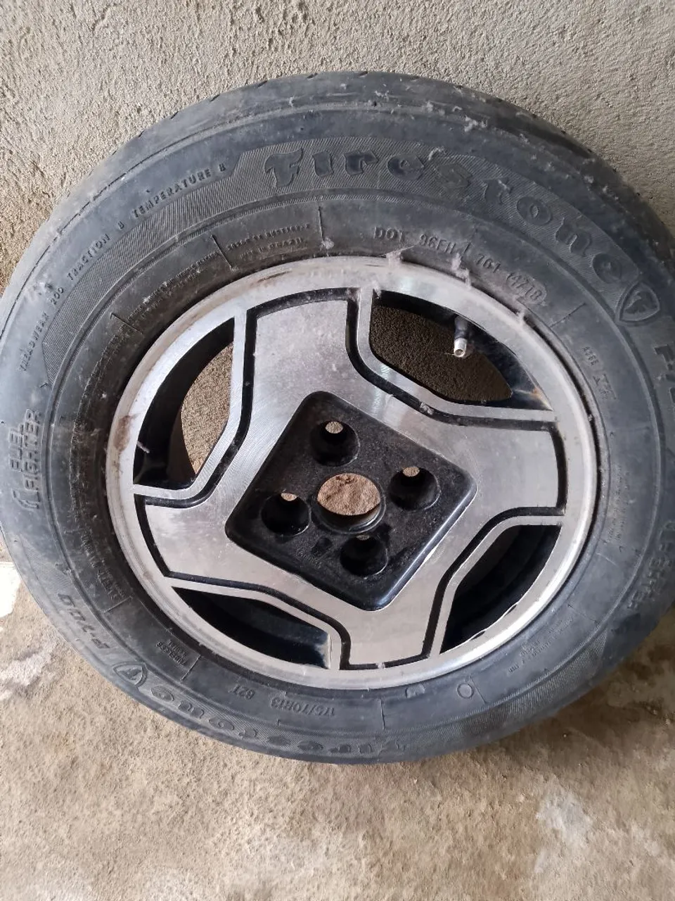 Roda de liga leve aro 13 com pneu Firestone