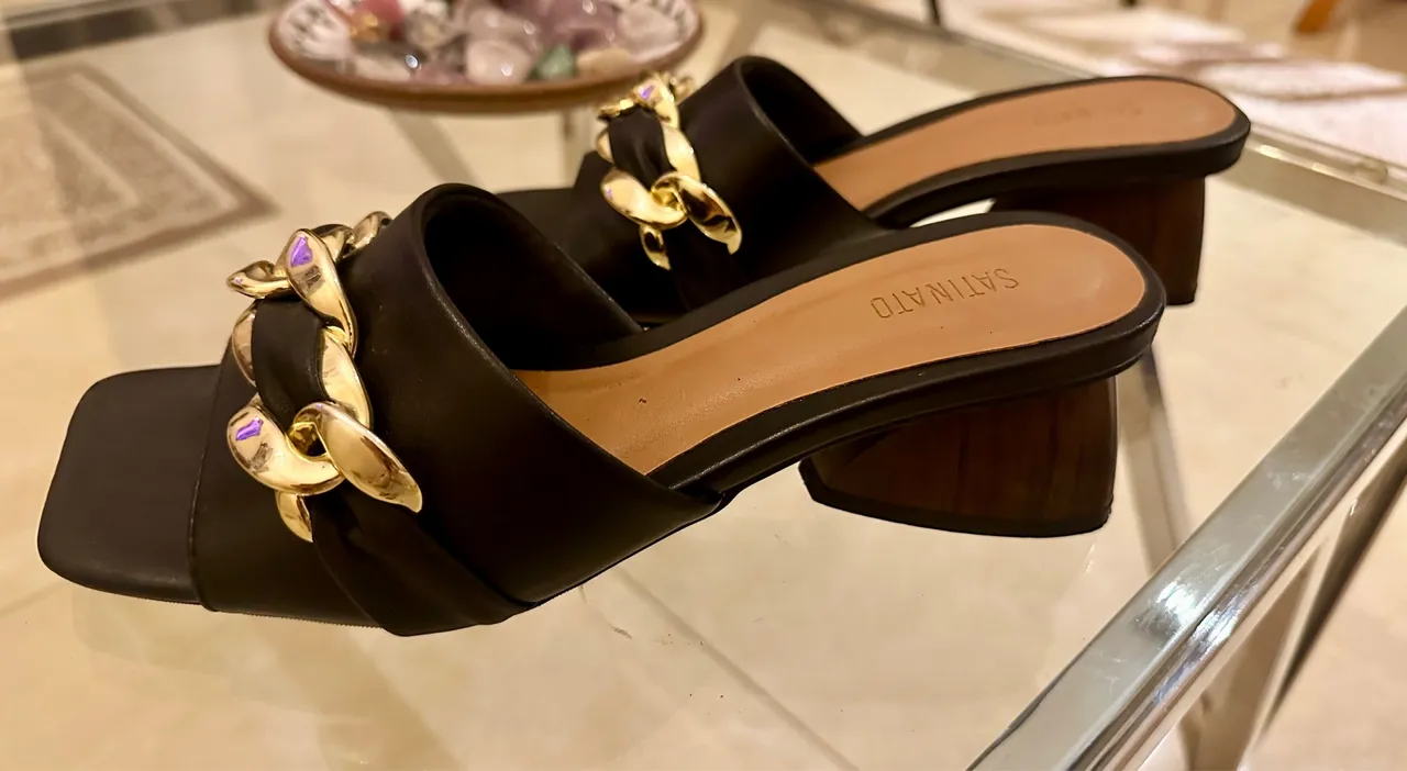 Sandália Feminina Preta com Detalhe em Corrente Dourada