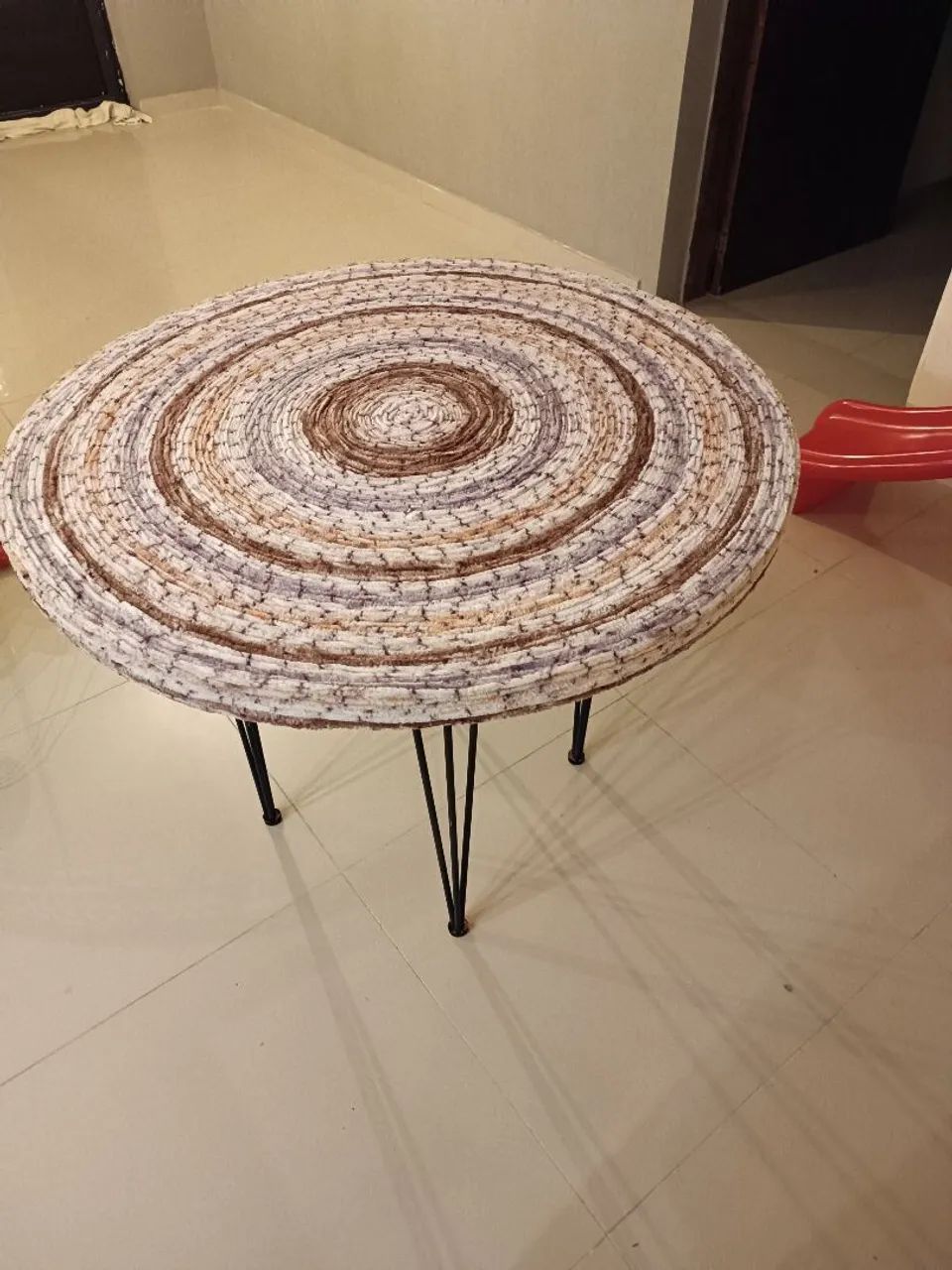 Mesa redonda com tampo de crochê( artesanato) com pés de aço fundido 
