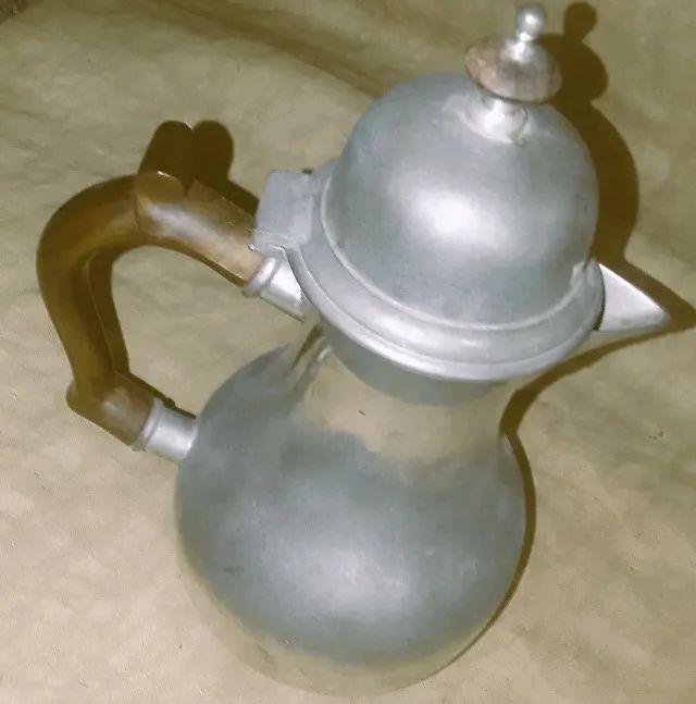 John Sommers - Antigo Bule em estanho inglês, alças e pega tampa em madeira *Descrição - Foto 4