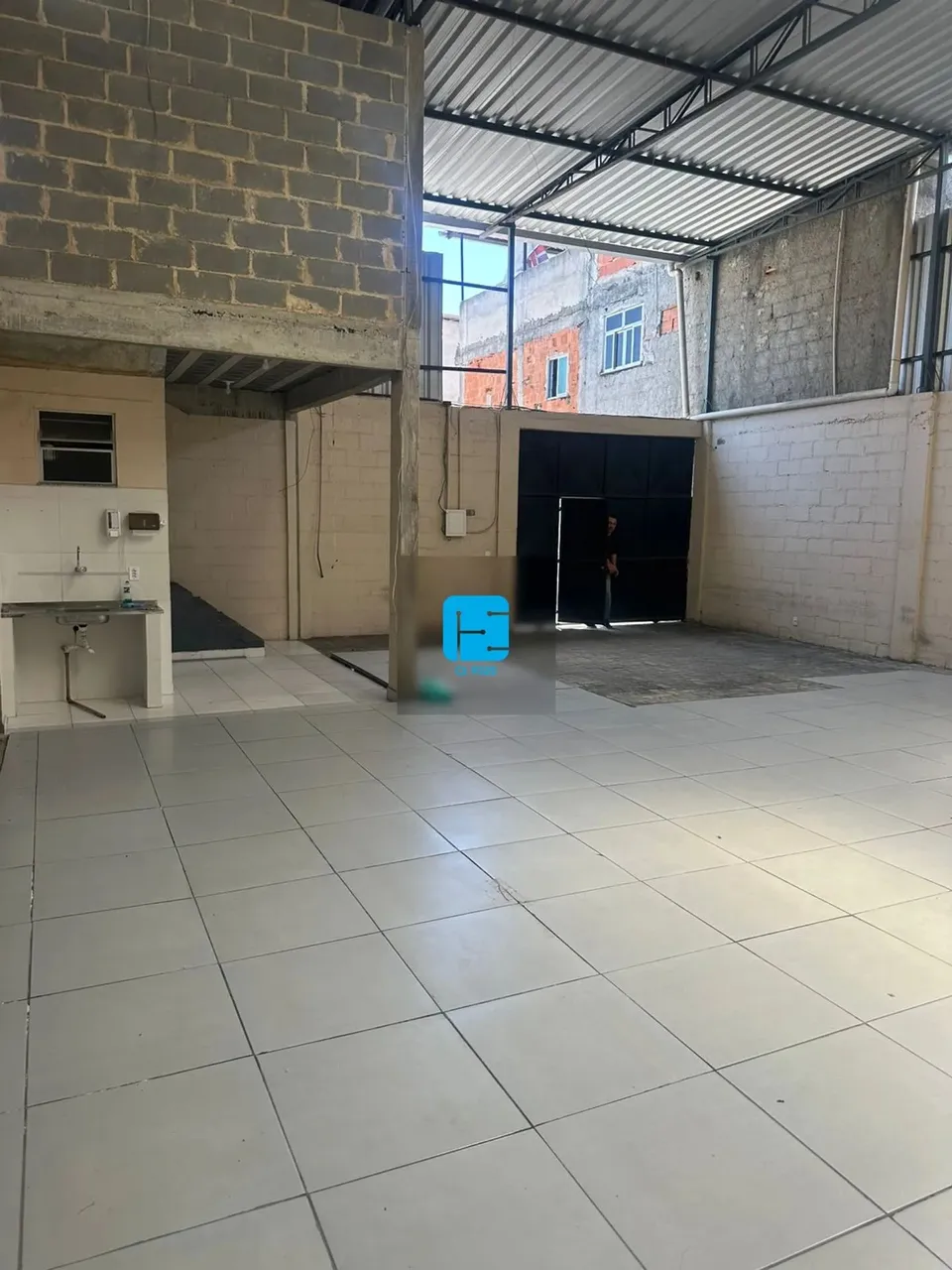 Galpão comercial de 100m², ideal para diversas atividades empresariais
