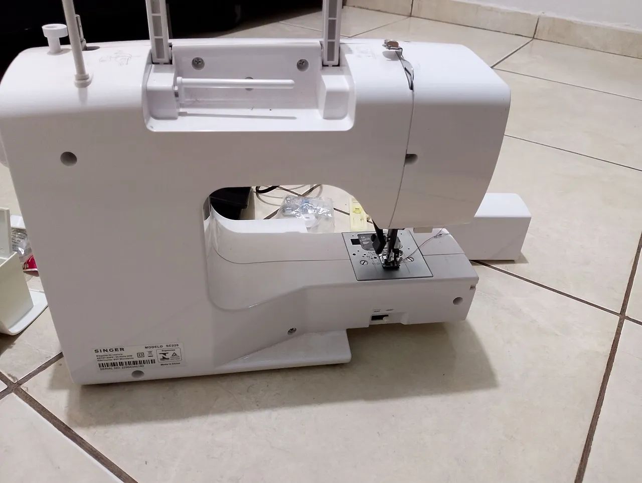 Máquina de Costura Singer SC220 - Foto 3