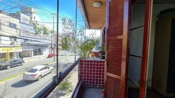 Apartamento 3 dormitórios, no bairro São Geraldo, Porto Alegre/RS Este amplo apartamento c
