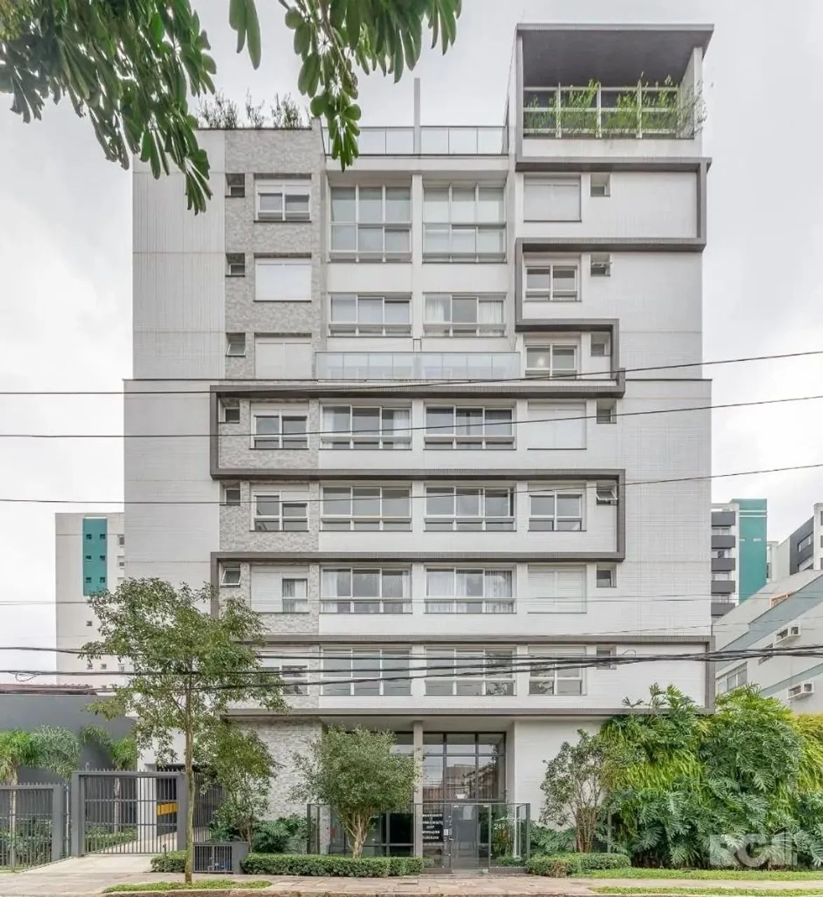 Apartamento no SKY, com 2 suítes, lavabo, living, churrasqueiras e vaga dupla.