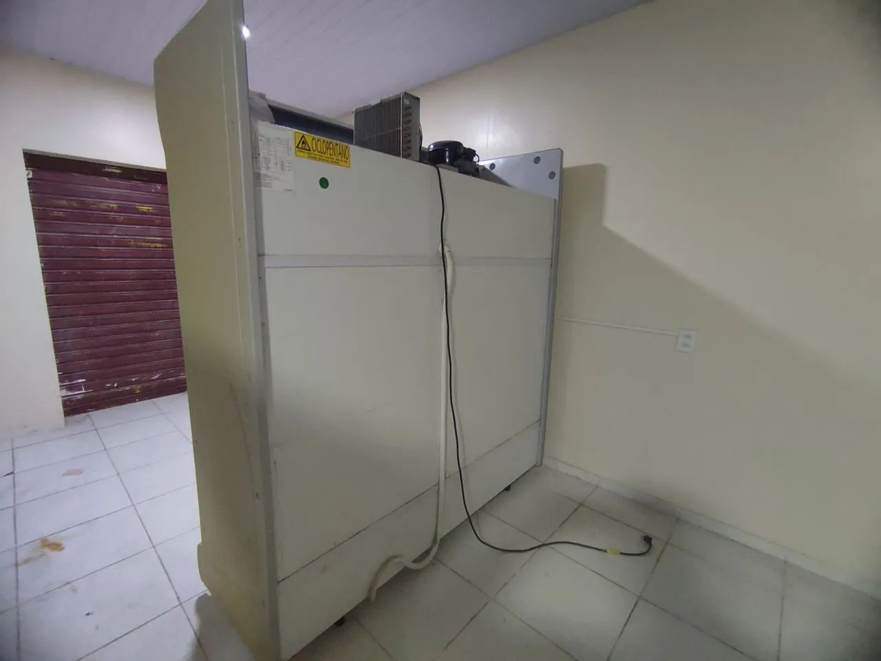 Expositor 3 portas para frios bebidas, laticínios 1 ano de uso, estado de novo  - Foto 6