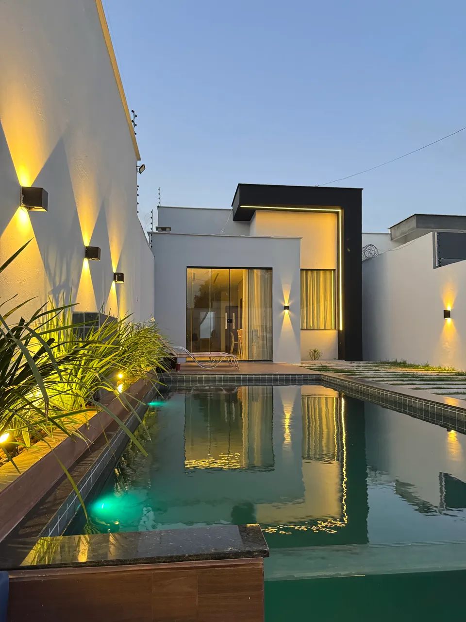 ? ALUGA-SE POR TEMPORADA - Casa com Piscina no Araçagy