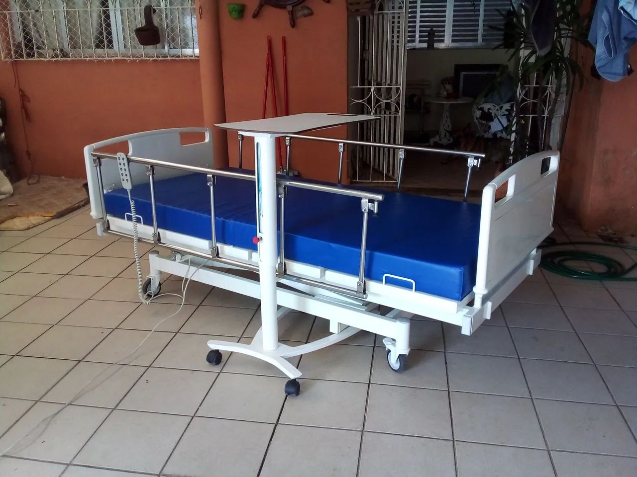 Cama hospitalar elétrica eleva a altura no controle do chão. 
