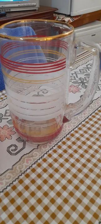 Conjunto de 4 copos e jarra em vidro antigo - Foto 3