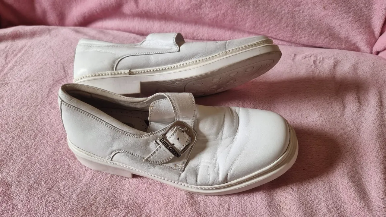 Sapatos brancos de couro