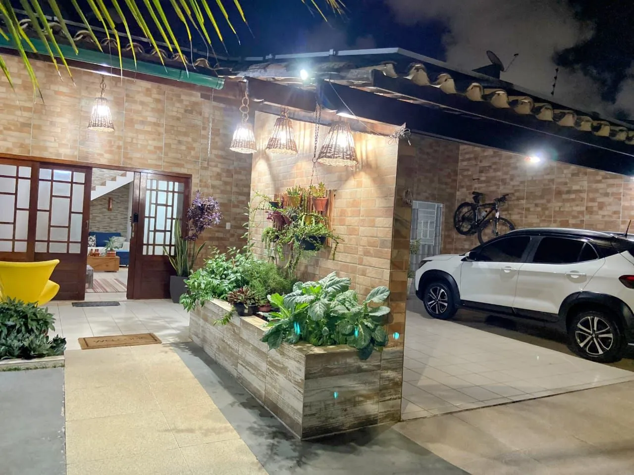 Casa com 3 quartos sendo 2 suítes, localizada no Feito
