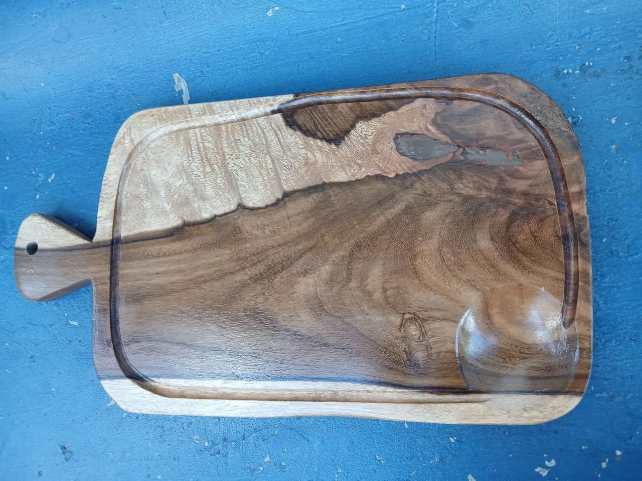 Tábua de madeira para churrasco e coleres de pau 