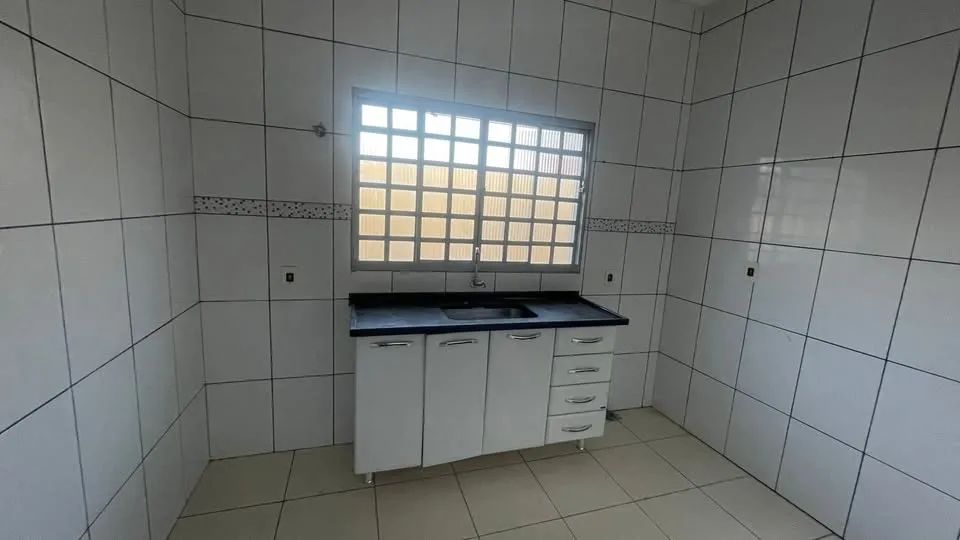 + Casa bem localizada com pátio  - Foto 4