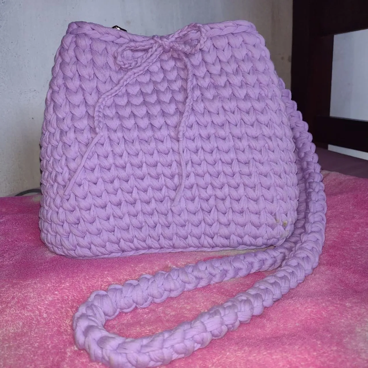 Bolsa de ombro em crochê lilás
