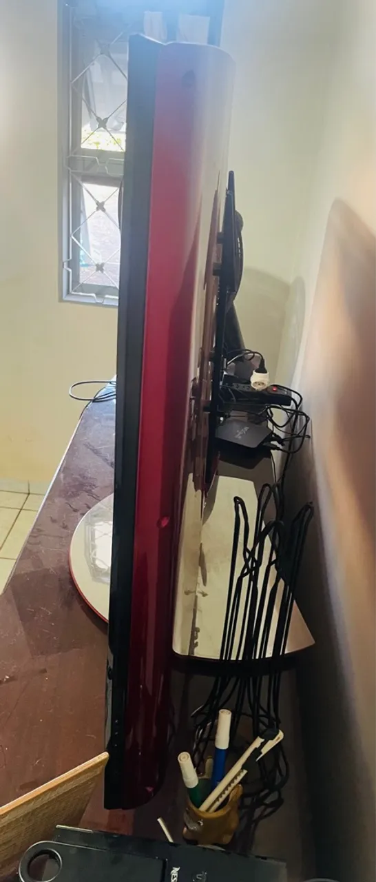TV LCD Vermelha Design Moderno - Ótimo Preço!