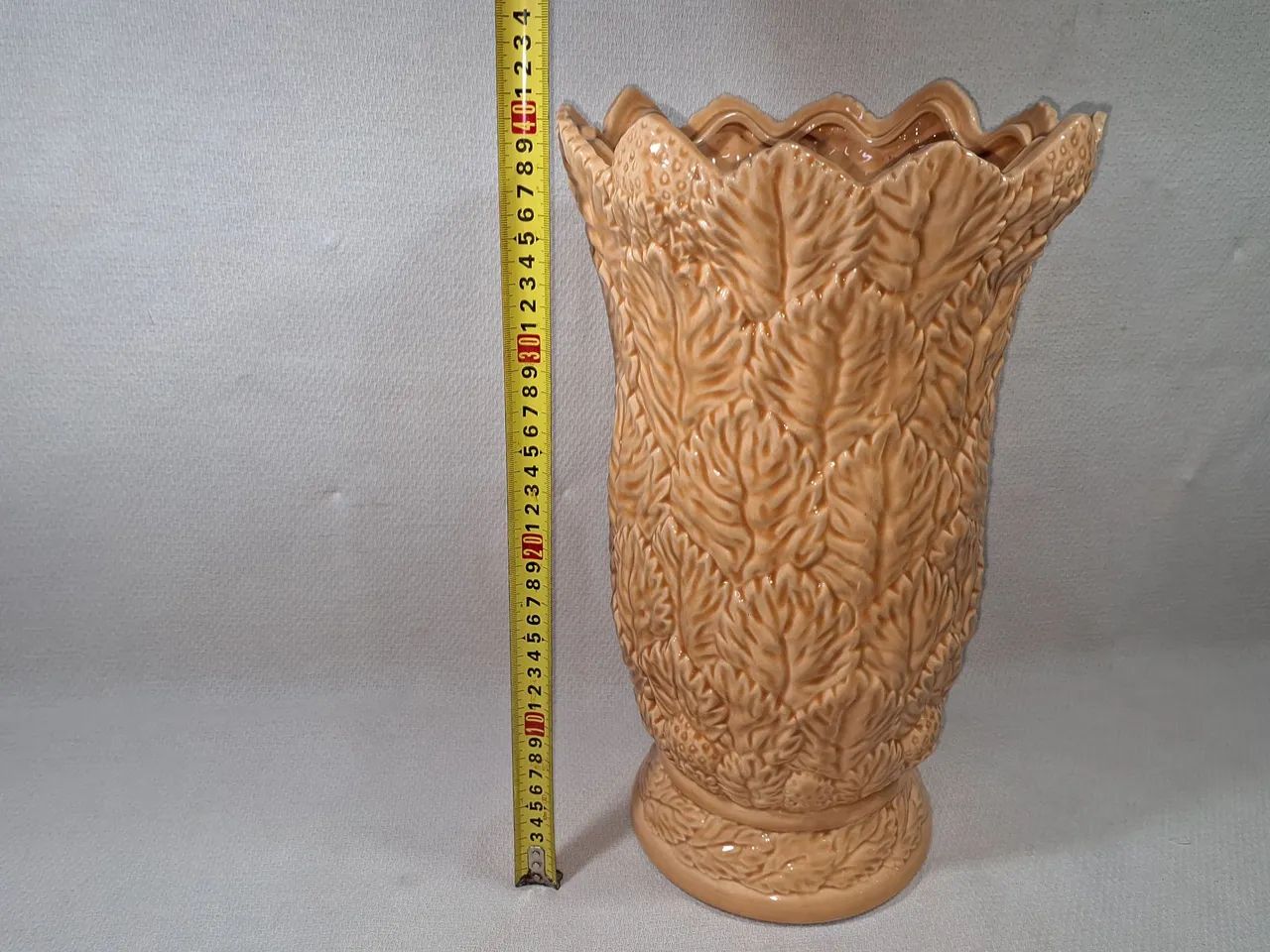 Vaso em cerâmica Nara Aveiro detalhes em folhas