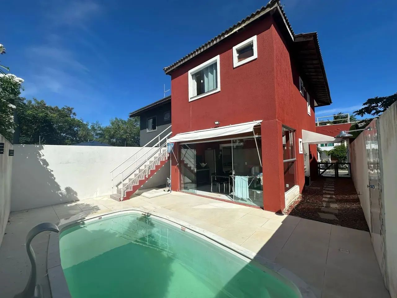 Casa duplex no Condomínio Betaville /Abrantes / 03 suítes