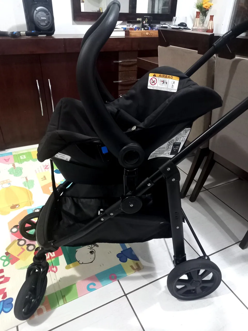 Carrinho de Bebê com Bebê Conforto