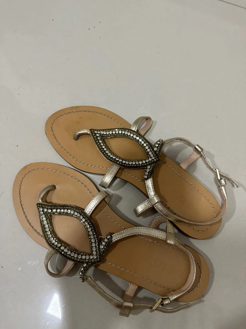 Sandália AREZZO rasteirinha dourada com detalhes
