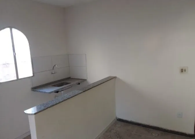 Alugo casa no Bonfim, centro de Itaboraí. Com 1 quarto, sala, cozinha americana, garagem